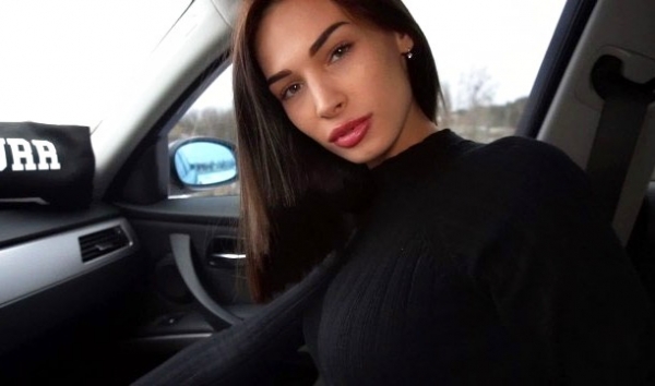 Горячая русская попутчица платит водителю сочным минетом в машине! Лучший HD отсос