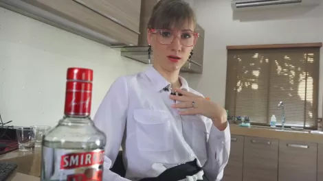 Пьяная русская мамка хлещет водку с пасынком и дает выебать себя на кухне! Горячее HD порно